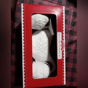 New gravy and salt pepper shakers